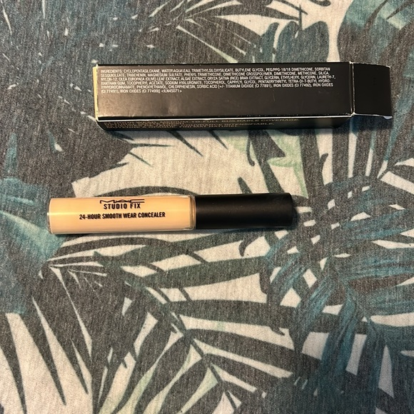 NWT MAC STUDIO FIX 24-HOUR SMOOTH WEAR CONCEALER NC 20 - Picture 3 of 8